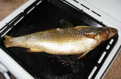Запекаем рыбу до румяного цвета в хорошо нагретой духовке