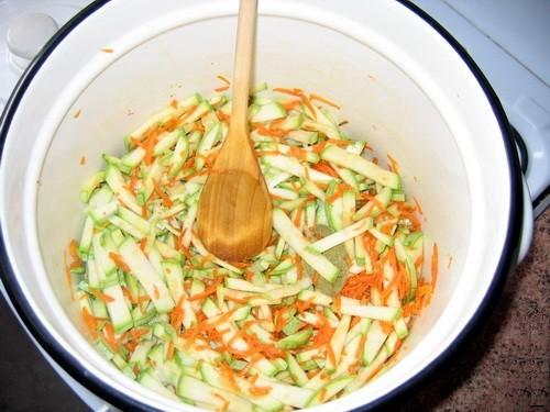 Тушим смешанные ингредиенты салата 30 минут на среднем огне