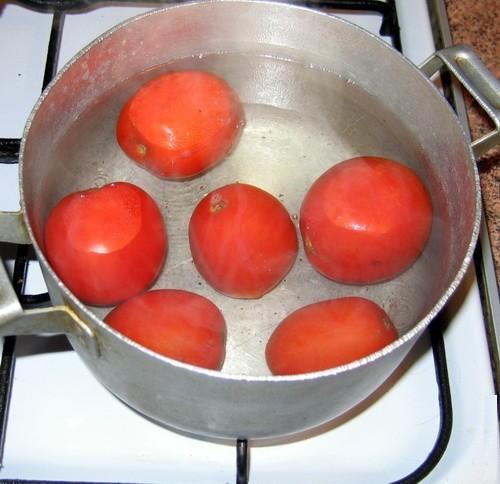 Для того чтобы очистить помидоры от кожицы, на полминуты опускаем их в очень горячую воду