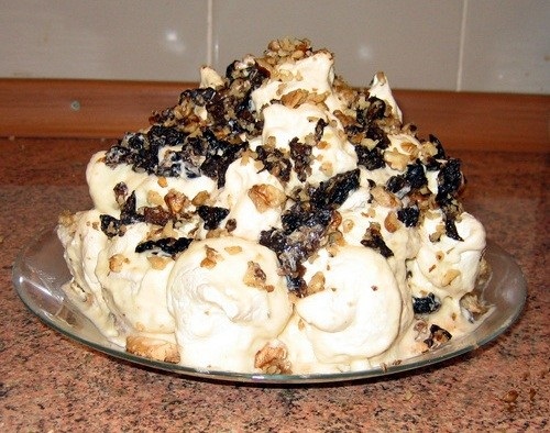 Торт сверху украшаем черносливом и орешками