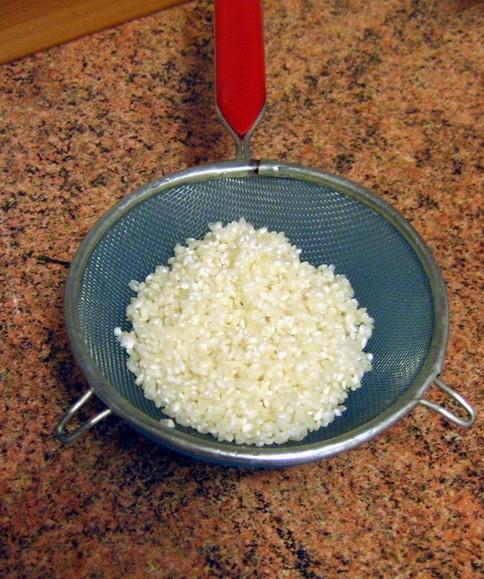 Рис для фарша можно не варить, а просто промыть и залить на некоторое время кипятком