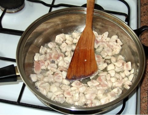 Вначале на сковороде в сильно нагретом масле обжариваем куриное мясо, нарезанное небольшими кусочками