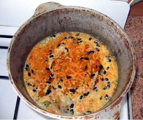 После этого заливаем зирвак кипятком так, чтобы вода слегка покрыла слой моркови, и тушим до готовности мяса на слабом огне. В конце тушения продуктов добавляем специи и соль по вкусу.