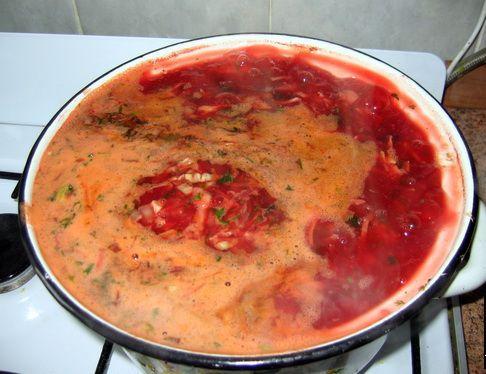 В самом конце варки, минут за 5 до готовности блюда добавляем томатную пасту, чеснок, выжатый через пресс и мелко нарезанную зелень