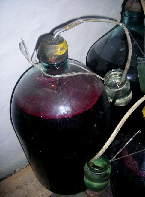 Тщательно промойте бутыли, высушите в перевернутом состоянии и влейте «новое» вино обратно в них. Закройте все теми же пробками, и оставьте вино «играть» дальше