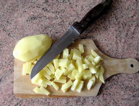 Чистим картошку и нарезаем ее крупными кубиками или соломкой