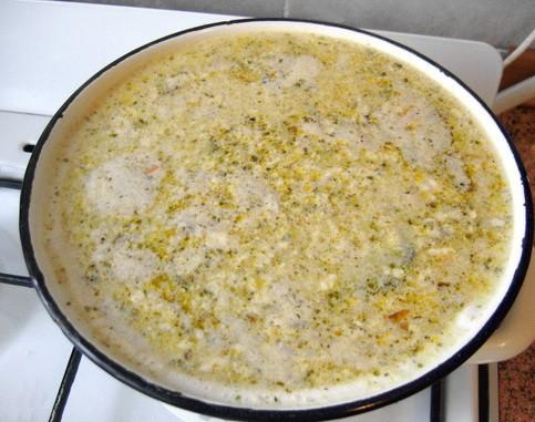 Для сырного супа нужно брать именно плавленый сыр, потому, что при плавлении он становится гладким и расходится по объему жидкости равномерно