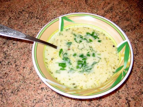Подавать сырный суп можно со сметаной и хрустящими гренками или белым свежим хлебом, хотя он вкусен и сам по себе